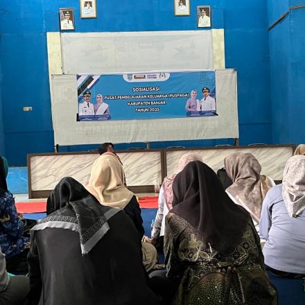 Sosialisasi Pusat Pembelajaran Keluarga (PUSPAGA) di Aula Kecamatan Mataraman