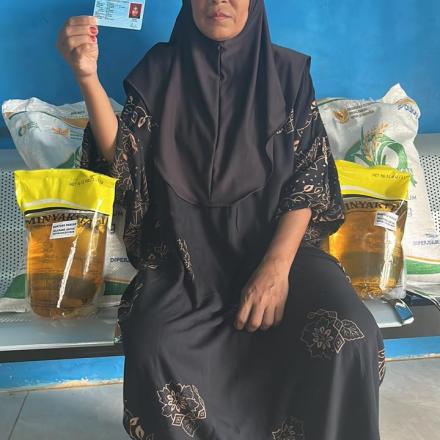 Penyaluran Bantuan Beras dan Minyak