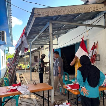 Persiapan Pemasangan Bendera Merah Putih di Desa Mataraman