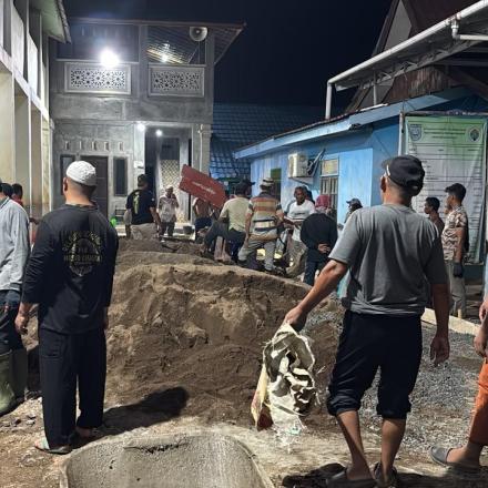 Gotong Royong Orang Tua Murid dan Guru untuk pengecoran halaman Madrasah At-Taqwa