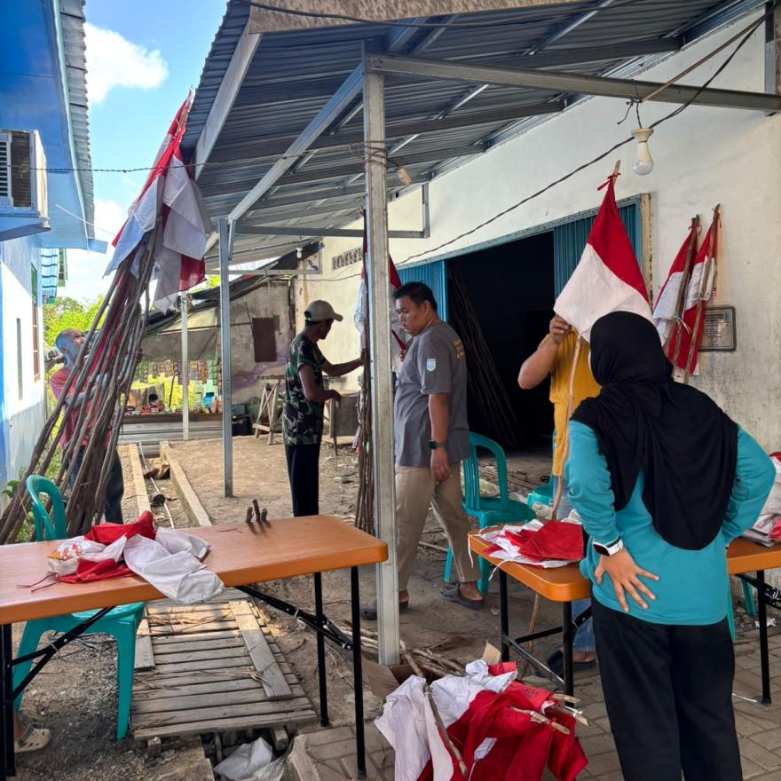 Persiapan Pemasangan Bendera Merah Putih di Desa Mataraman