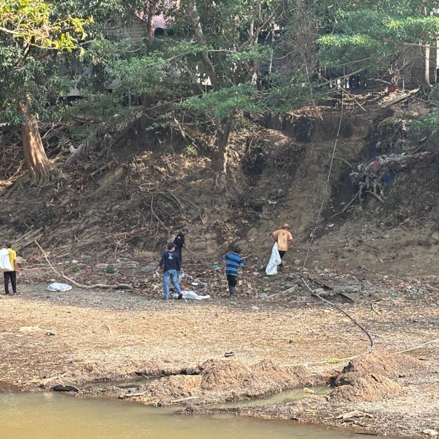 Pemerintah Desa Mataraman Ajak Warga Gotong Royong Bersihkan Bantaran Sungai