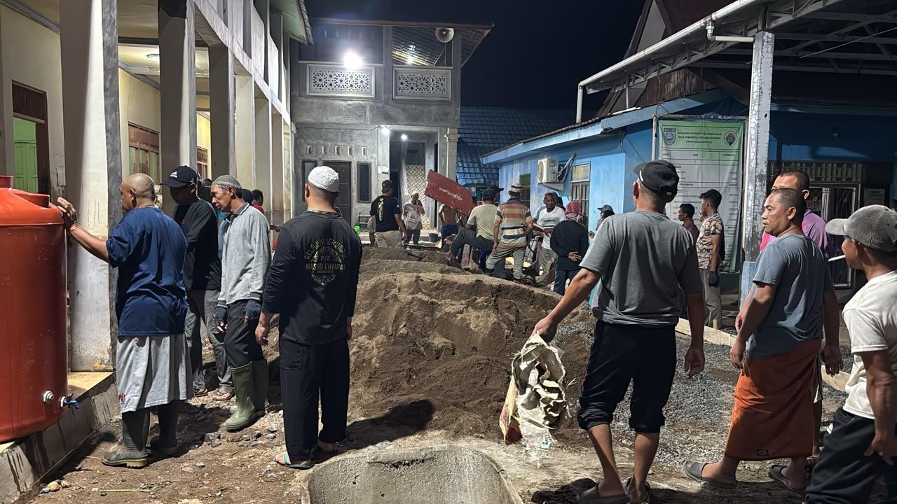 Gotong Royong Orang Tua Murid dan Guru untuk pengecoran halaman Madrasah At-Taqwa